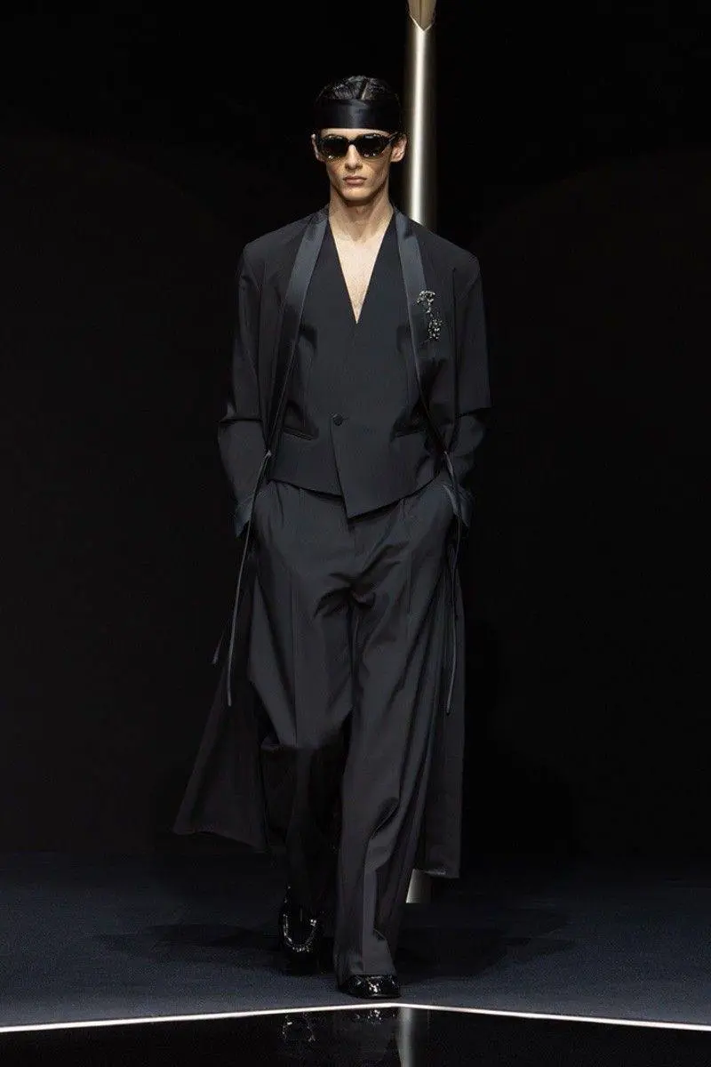Мы готовы раскрыть дресс-код
Концепция, которую нам разработал BALAGAN: luxury grunge.
Не просто гранж из 90-х, а гранж через призму luxury-fashion: грубая база, дорогие акценты | Сетка — социальная сеть от hh.ru