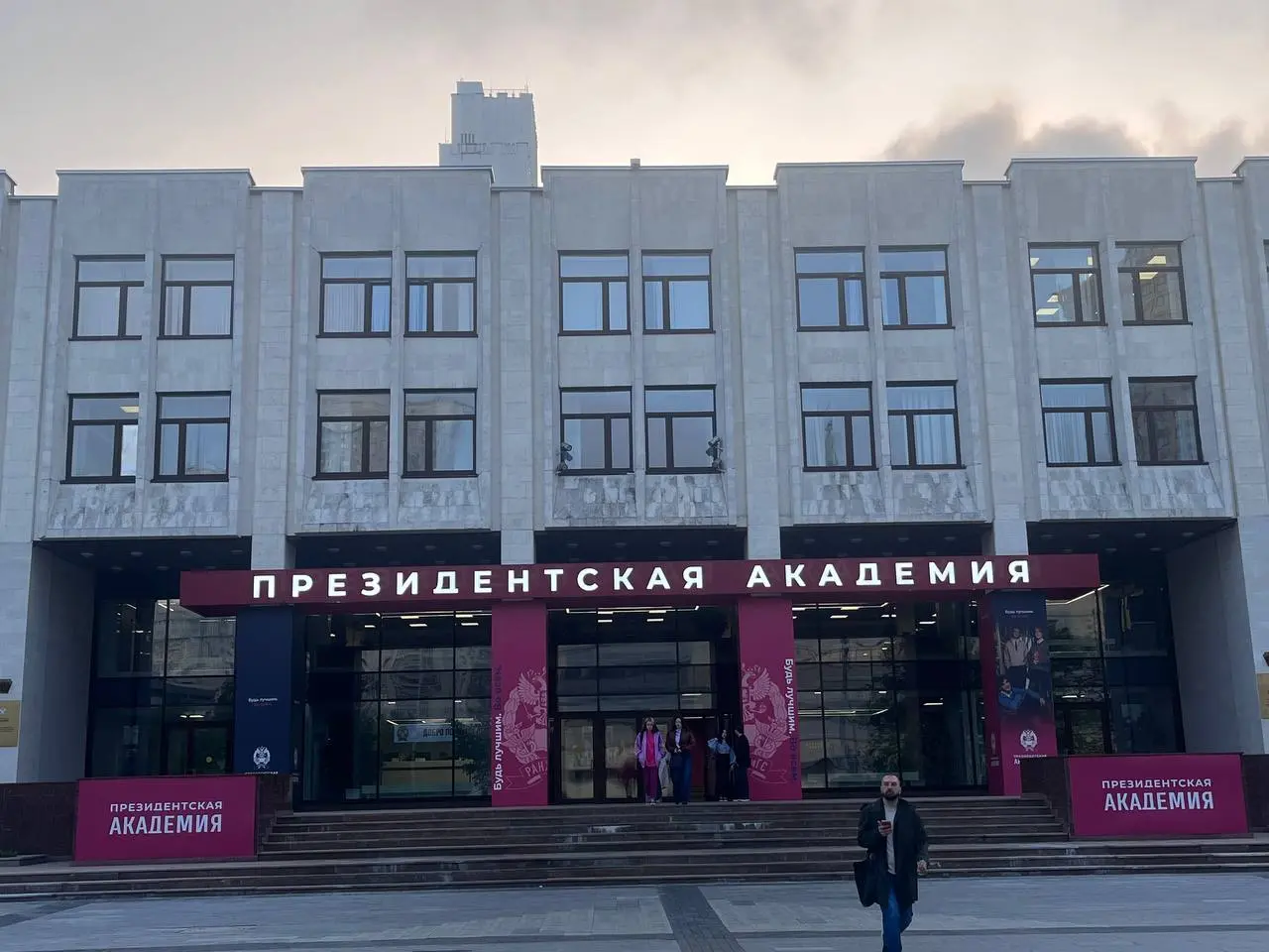 Я ЧУТЬ НЕ УМЕР…
Приехал я сегодня, значит, на нетворкинг, прикольно круто | Сетка — социальная сеть от hh.ru