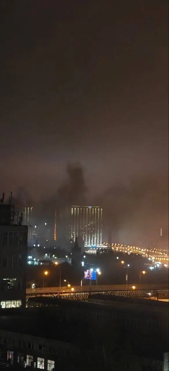 Пожар в Измайловском Кремле в Москве.
На территории культурно-разлекательного комплекса загорелась крыша административного здания на площади 200 кв. м. | Сетка — социальная сеть от hh.ru
