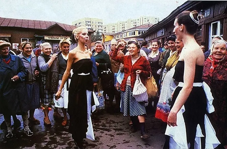 Назад в прошлое 👀
Тишинский рынок, 1988 г.
Показ Валентина Юдашкина прямо среди торговых рядов - и реакция зрителей на фото выглядит не менее интересной, чем сами модели | Сетка — социальная сеть от hh.ru