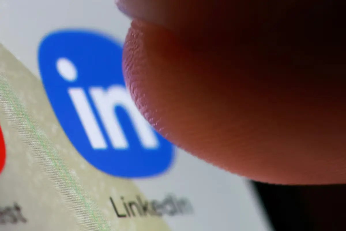 LinkedIn планирует уволить 5 % своего персонала:
LinkedIn, по всей видимости, планирует сократить примерно 5 % своего штата, что является частью продолжающихся сокращений, наблюдаемых в технологическо... | Сетка — социальная сеть от hh.ru