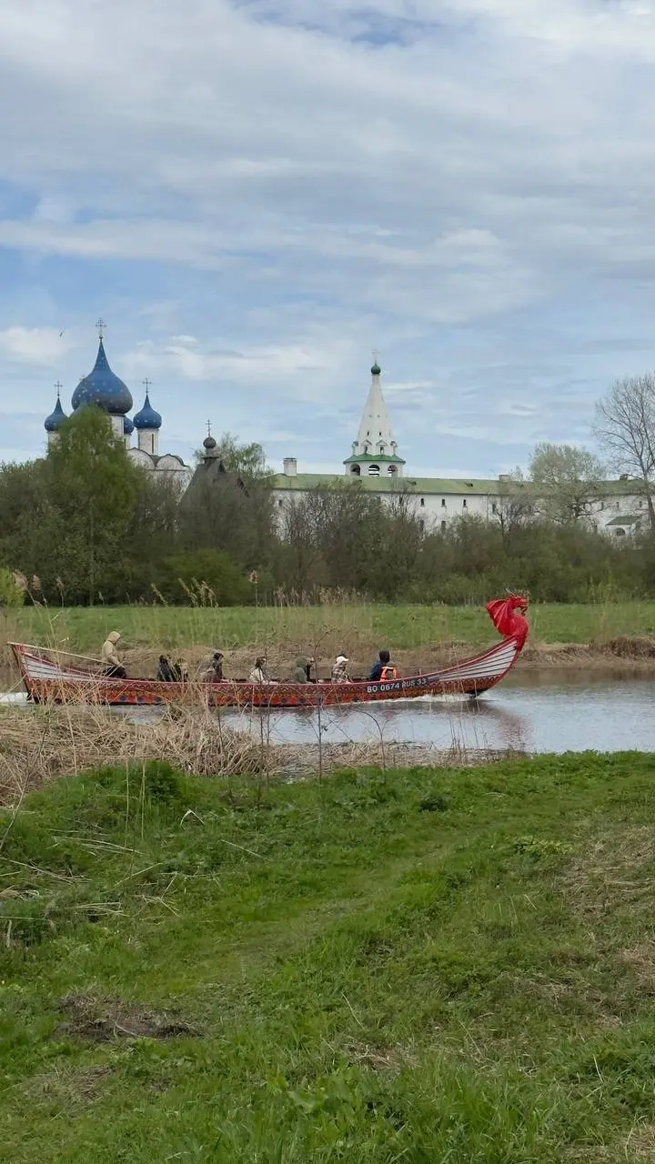 Суздаль. Майские. Отдых телом и душой.
И любую поездку, безусловно, украшают люди.
Рад, что работа дает возможность и учит выстраивать отношения с коллегами и сотрудниками. | Сетка — социальная сеть от hh.ru