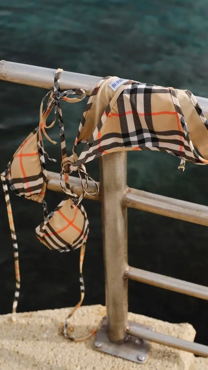 Вчера Burberry анонсировали новую коллаборацию на летний сезон с отелем Belles Rives | Сетка — социальная сеть от hh.ru