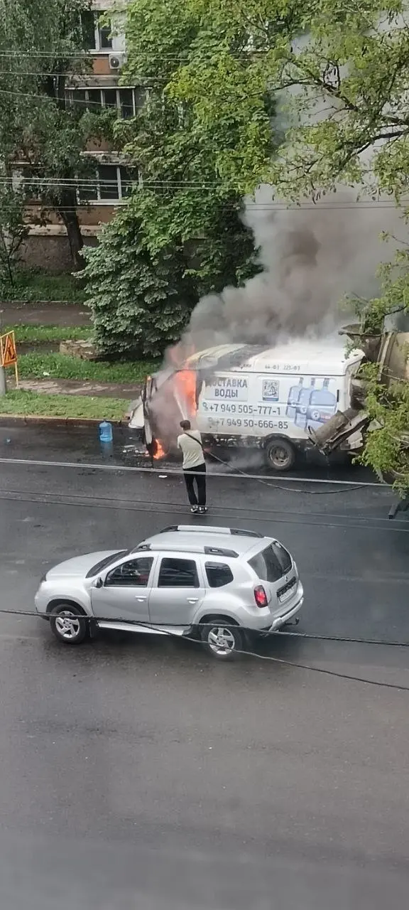 В районе остановки площадь Шахтерская на Университетской горела Газель, потушили пожарные | Сетка — социальная сеть от hh.ru