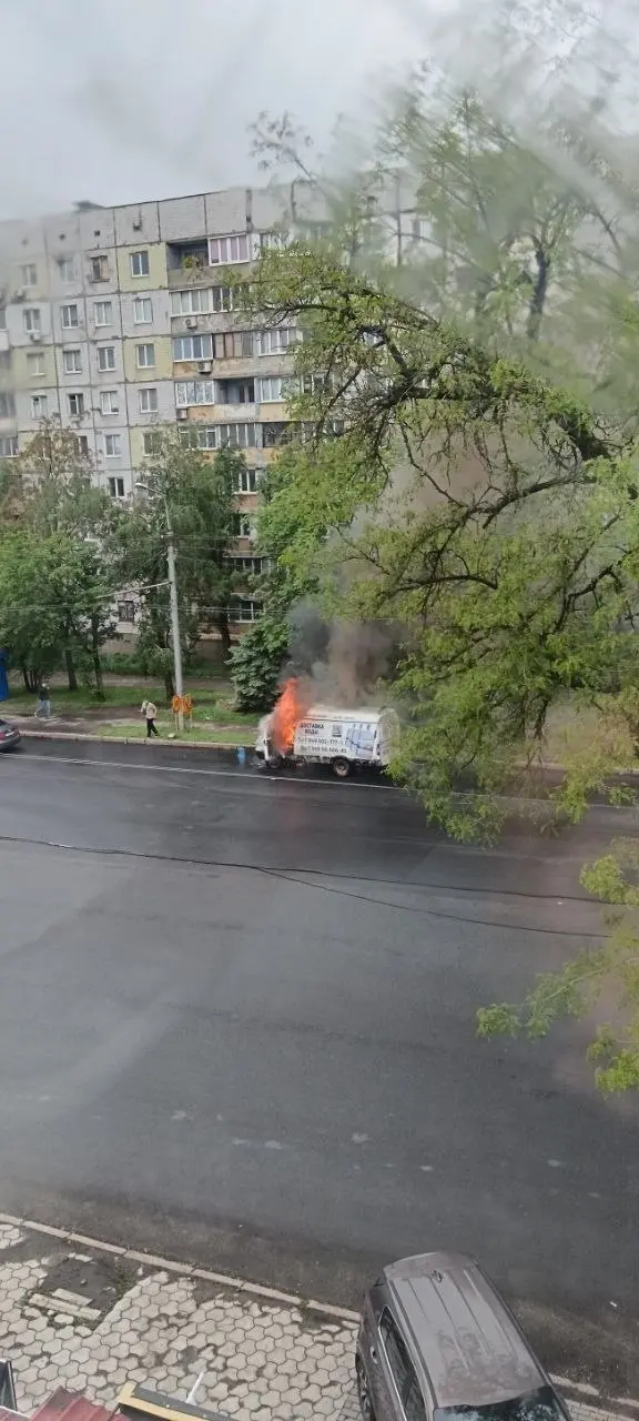 В районе остановки площадь Шахтерская на Университетской горела Газель, потушили пожарные | Сетка — социальная сеть от hh.ru