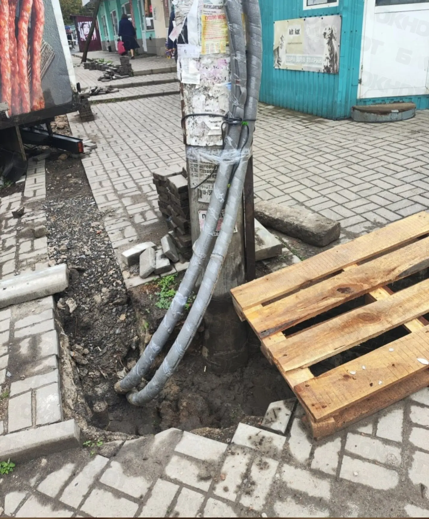 На рынке возле ЖД в Киевском районе Донецка так строили павильоны, что покосили столб
Жители рассказывают, что при проведении трубопровода в один из ларьков скосило столб ЛЭП | Сетка — социальная сеть от hh.ru