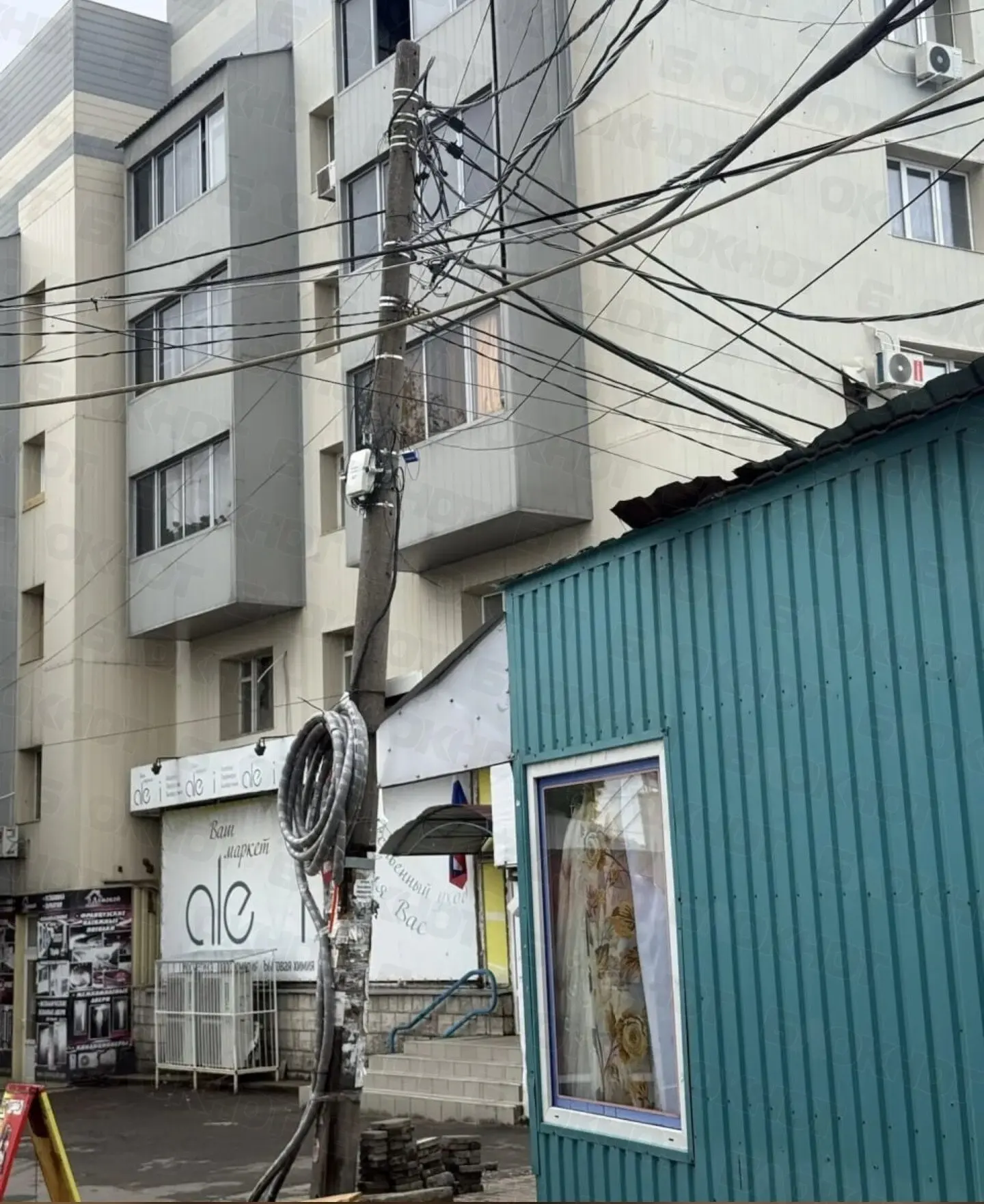На рынке возле ЖД в Киевском районе Донецка так строили павильоны, что покосили столб
Жители рассказывают, что при проведении трубопровода в один из ларьков скосило столб ЛЭП | Сетка — социальная сеть от hh.ru