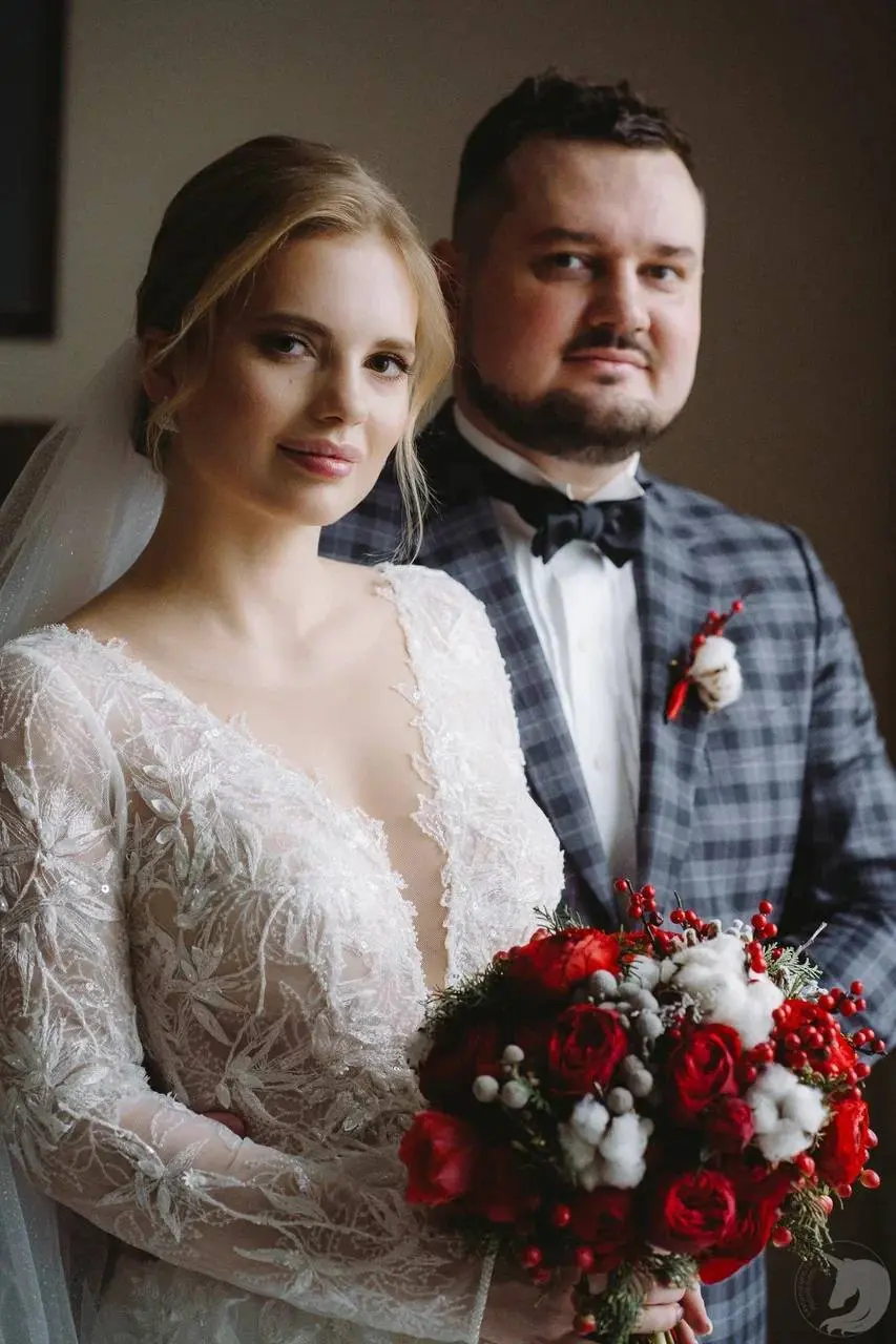 «Ты все фото ретушируешь? И даже гостей?😱»
Мне частенько прилетает такой вопрос, когда я пишу о том, что отдаю все фото в ретуши и цветокоррекции. Все 600 штук за 10 часов съёмки | Сетка — социальная сеть от hh.ru