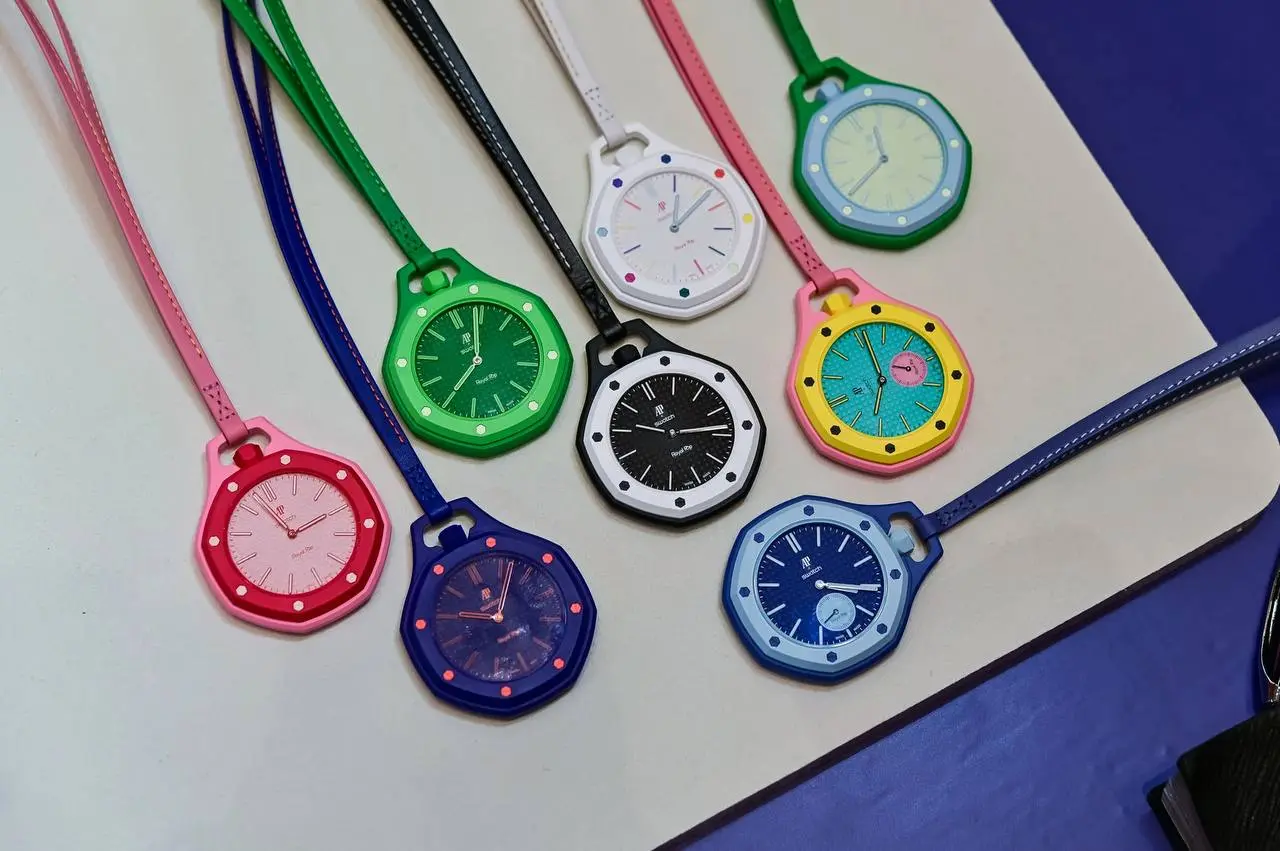 ⌚ Трусики, бусики, часики и обвесики — обсуждаем коллабу Swatch x Audemars Piguet
Увидела новость о том, что Swatch делает коллаборацию с Audemars Piguet, и показала это папе | Сетка — социальная сеть от hh.ru