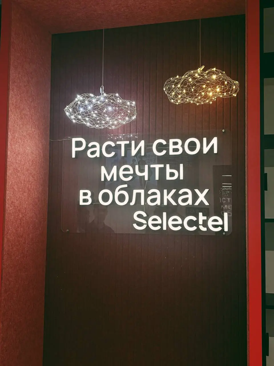 Иногда кажется, что моя жизнь вращается в колесе Сансары
Я: ухожу из Росатома, чтобы сосредоточиться на IT, минимизировав работу с заводскими специальностями и молодежкой
Прихожу в Сбер: Сбер решает о... | Сетка — социальная сеть от hh.ru