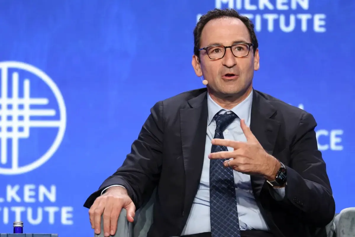 COO Blackstone предсказывает бум в рабочих профессиях:
Поскольку офисные профессии сталкиваются сосложностыми из-за ИИ, возможности в квалифицированных рабочих профессиях значительно расширятся | Сетка — социальная сеть от hh.ru