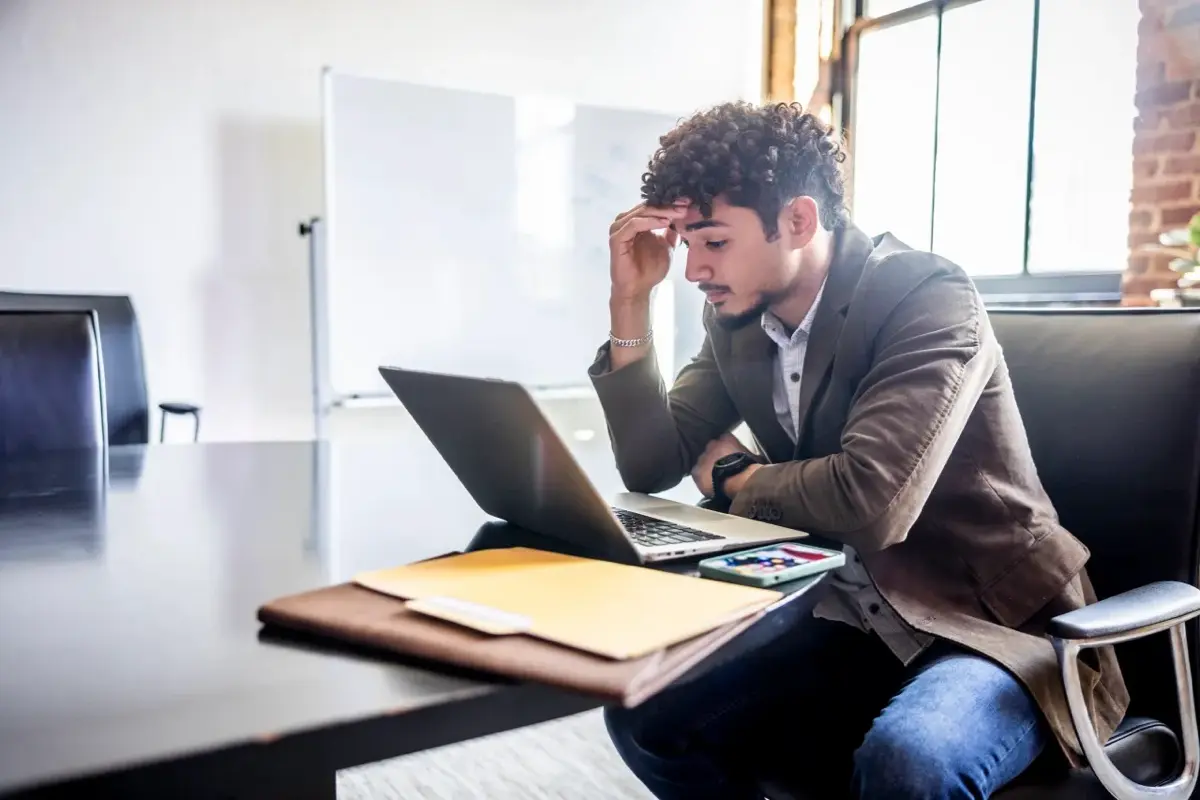 Исследование Glassdoor показало, что многие сотрудники настолько выгорели, что у них нет сил даже искать новую работу.
Экономическая нестабильность и стресс всё сильнее влияют на состояние работников. | Сетка — социальная сеть от hh.ru