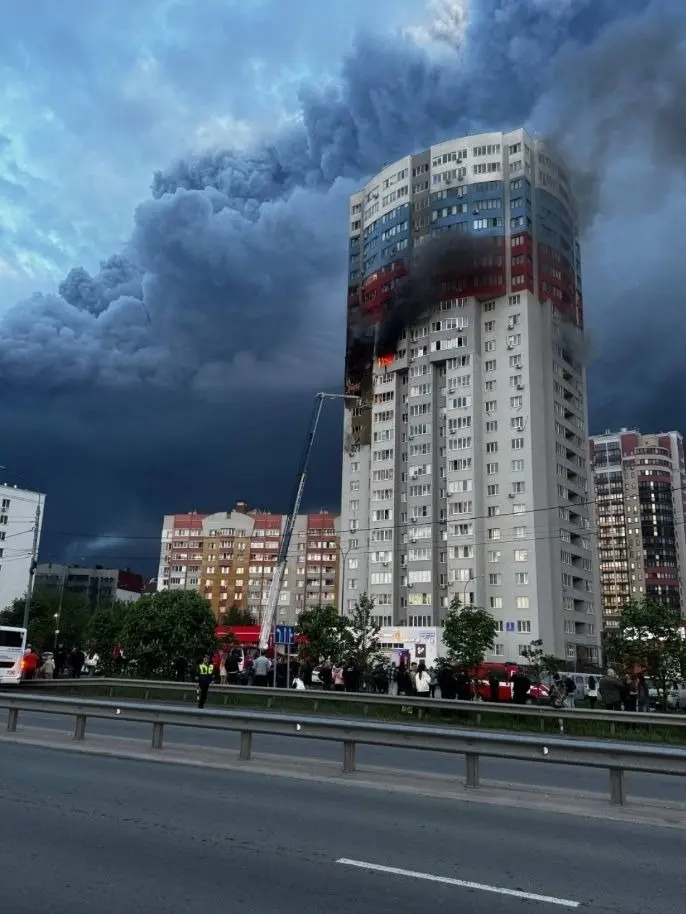 Многоэтажка загорелась после атаки беспилотников в Рязани.
По данным властей, от обломков пострадали несколько жилых домов. На месте работают оперативные службы, идёт ликвидация последствий атаки | Сетка — социальная сеть от hh.ru