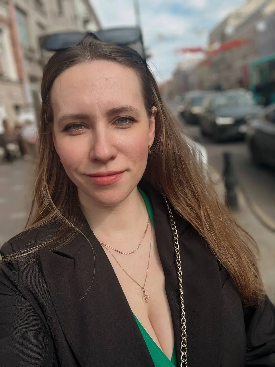 Я спросила у ИИ, зачем покупать мой курс “Самопиар”. Вот 3 причины, о которых вы не догадывались»
💫В чем реальная ценность, отличающая вас от 99%. Вы учите быть собой и честно продавать. При этом:
1 | Сетка — социальная сеть от hh.ru