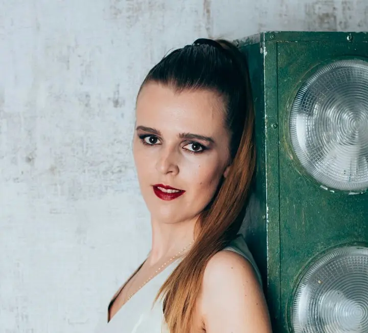 Елена Попова
