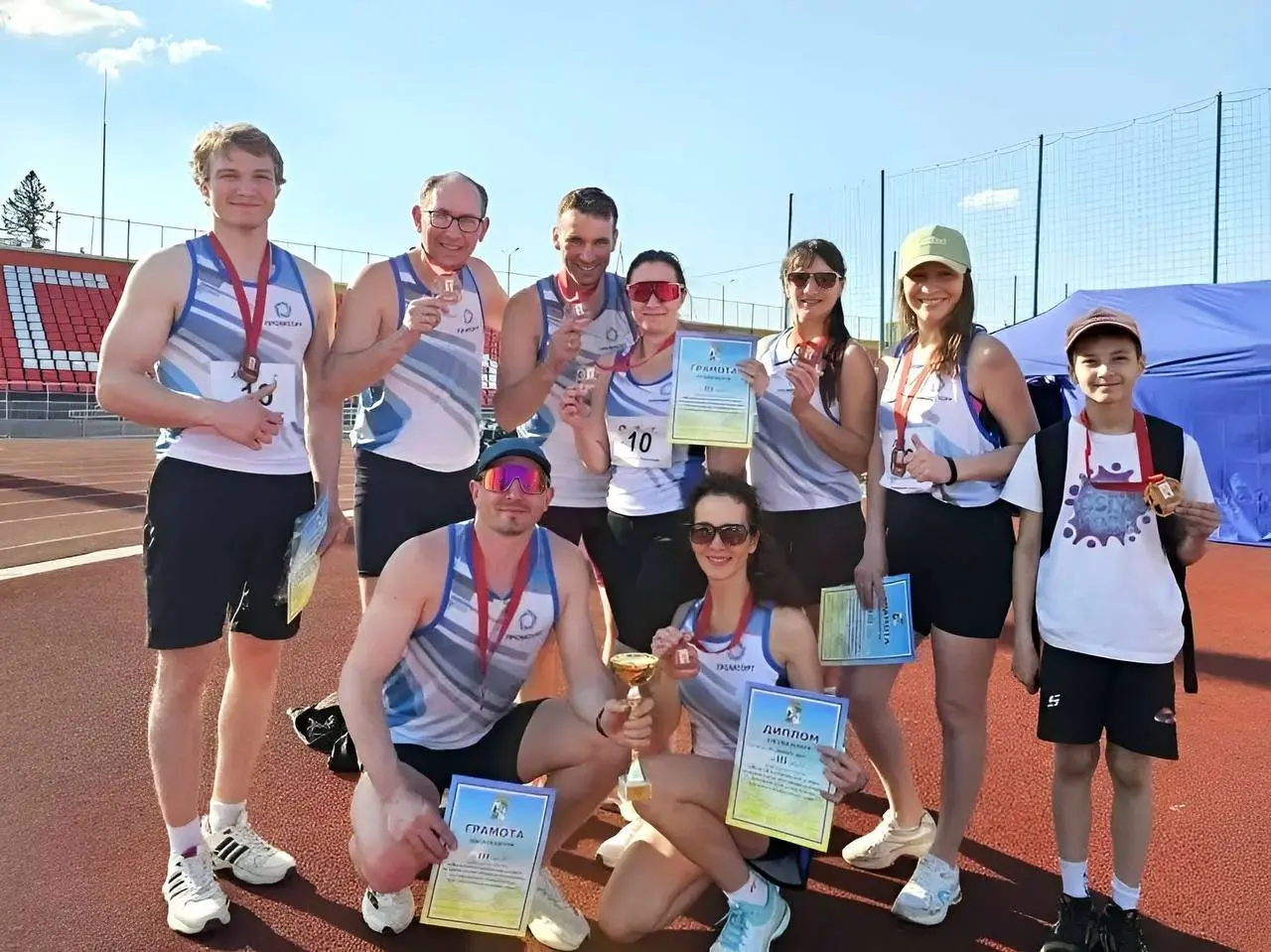 💪На связи спортивный дайджест ПМХ и Промсорт!
🥇На «Коксе» коллеги определили сильнейших в групповом и личном турнирах по настольному теннису.
🎯На Комбинате КМАруда сражались любители дартса и плавания | Сетка — социальная сеть от hh.ru