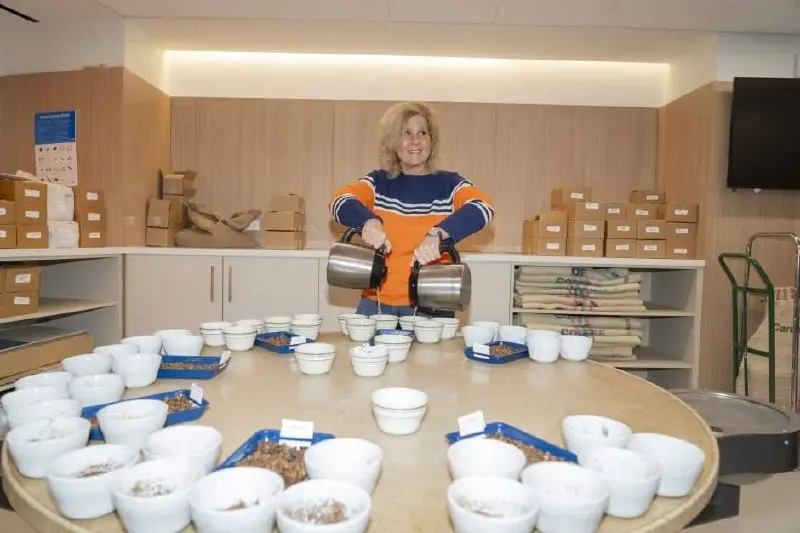 Работа мечты, на которую почти нереально попасть ☕️
На Уолл-стрит есть люди, которые не просто пьют кофе, а профессионально дегустируют и оценивают кофе | Сетка — социальная сеть от hh.ru