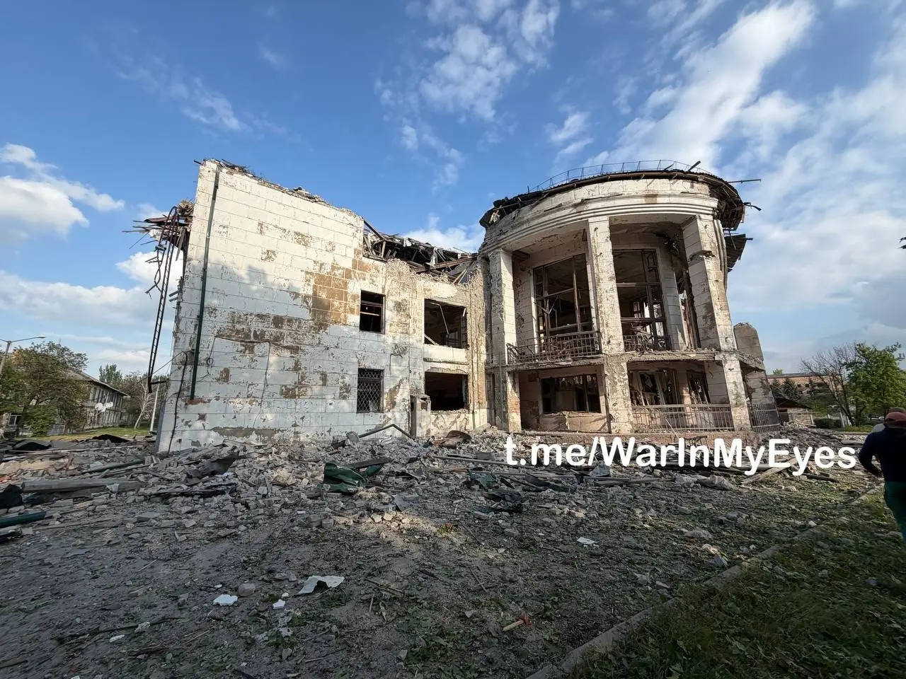 Последствия прилета ударных БПЛА в здание дома культуры в Шахтерске сегодня утром | Сетка — социальная сеть от hh.ru