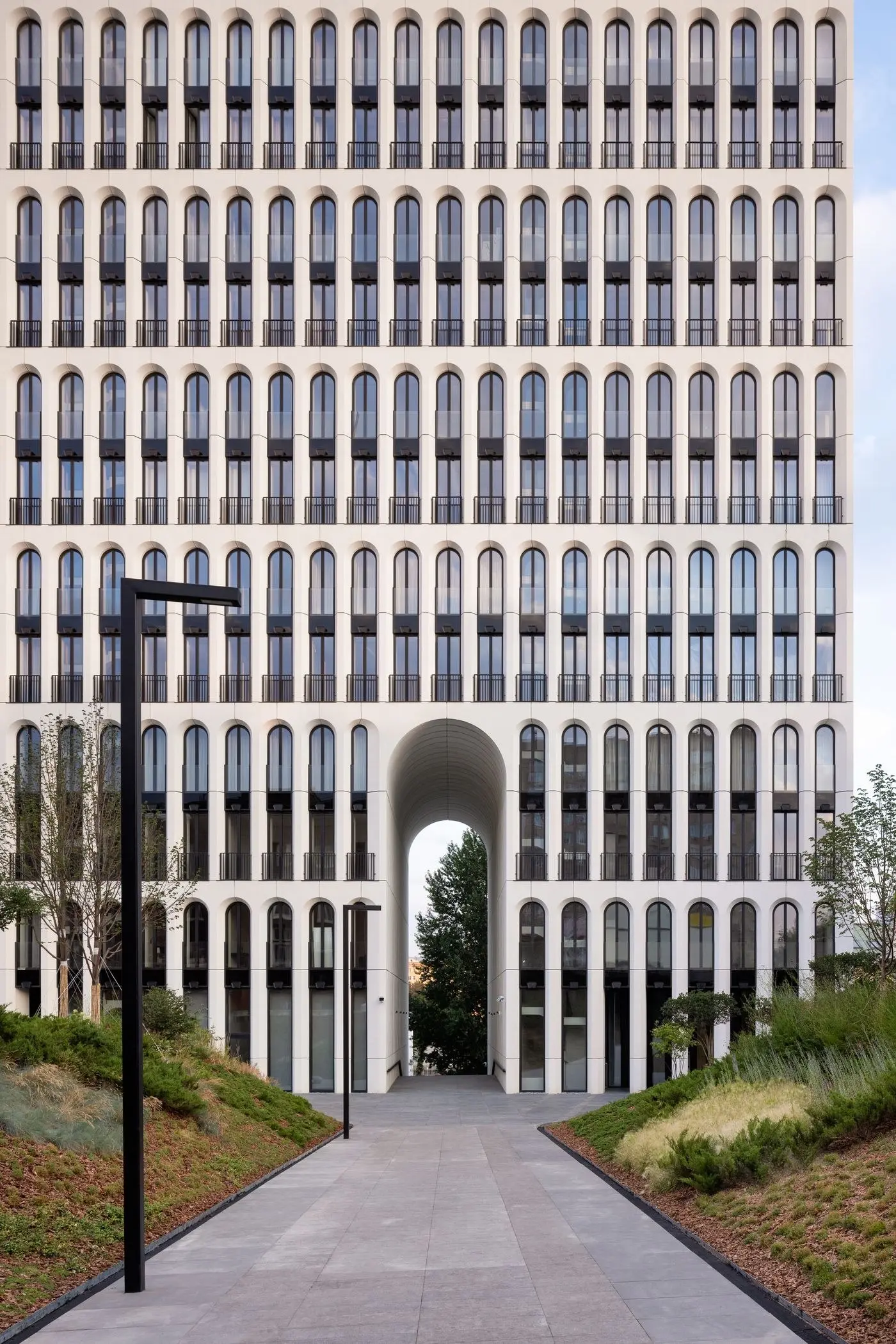 БРУТАЛИЗМ / НЕО-БРУТАЛИЗМ (brutalism)
Продолжаем рубрику #стиливархитектуре. Сегодня про брутализм и его современную версию — нео-брутализм | Сетка — социальная сеть от hh.ru