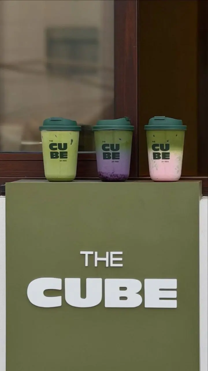 Давно здесь не было моей любимой рубрики #HoReCa@BrandGuysClub
Принесла вам кофейню The Cube — и что же в ней интересного?
➡️ Во-первых, она находится в Бахрейне! Что уже само по себе любопытно, потом... | Сетка — социальная сеть от hh.ru