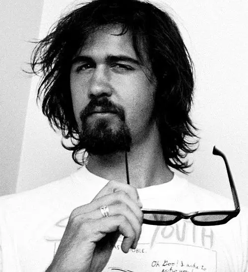 16 мая 1965 года родился Крист Новоселич — бас-гитарист и сооснователь Nirvana 🎸.
В 1985 году он познакомился с Куртом Кобейном, и их дружба стала одной из главных в истории рок-музыки 🤝 | Сетка — социальная сеть от hh.ru