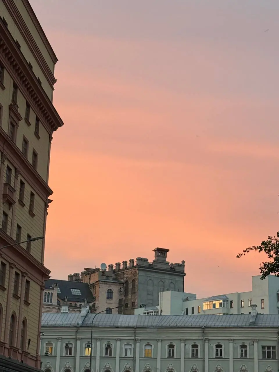 Доброго утра, планета!
Москвичи, вы успеваете наслаждаться весной?)
Я нахожусь каждый раз в детском восторге, выходя на улицу и слыша запахи сирени по всему городу
Очень радуют еще желтенькие одуванчи... | Сетка — социальная сеть от hh.ru