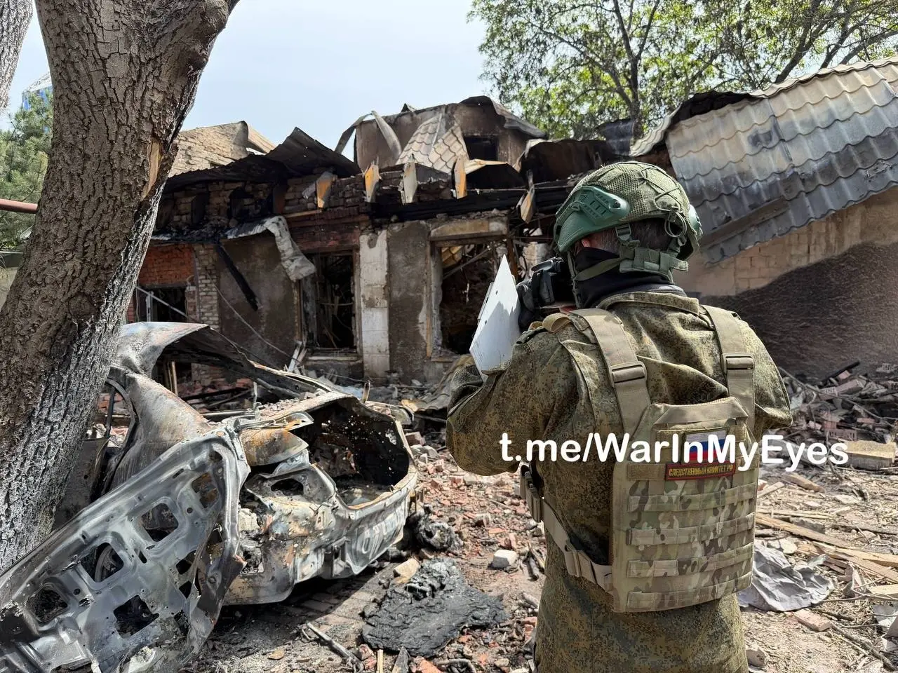 Последствия прилета ударных БПЛА в Ворошиловском районе города сегодня ночью, один частный дом полностью сгорел.
На месте работают следователи СК РФ | Сетка — социальная сеть от hh.ru