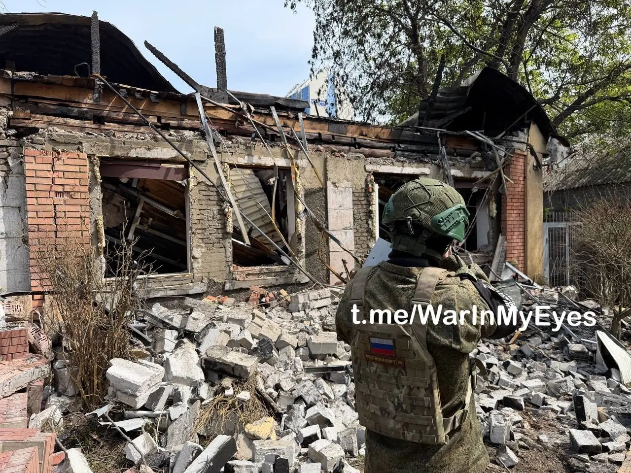 Последствия прилета ударных БПЛА в Ворошиловском районе города сегодня ночью, один частный дом полностью сгорел.
На месте работают следователи СК РФ | Сетка — социальная сеть от hh.ru
