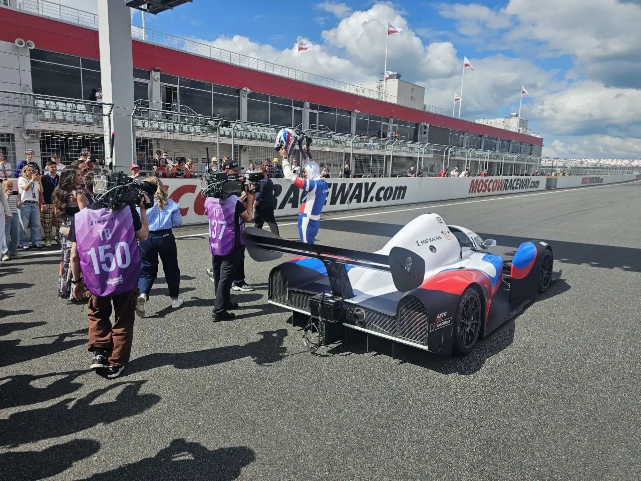 Сегодня активный спортивный день, вот вам всем гоночного вайба с Moscow Raceway) | Сетка — социальная сеть от hh.ru