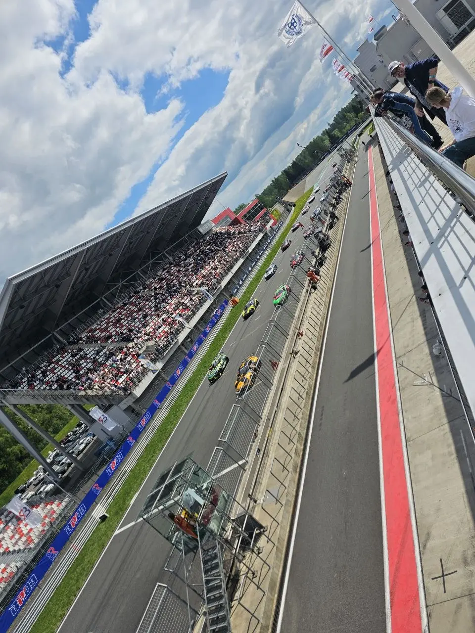 Сегодня активный спортивный день, вот вам всем гоночного вайба с Moscow Raceway) | Сетка — социальная сеть от hh.ru
