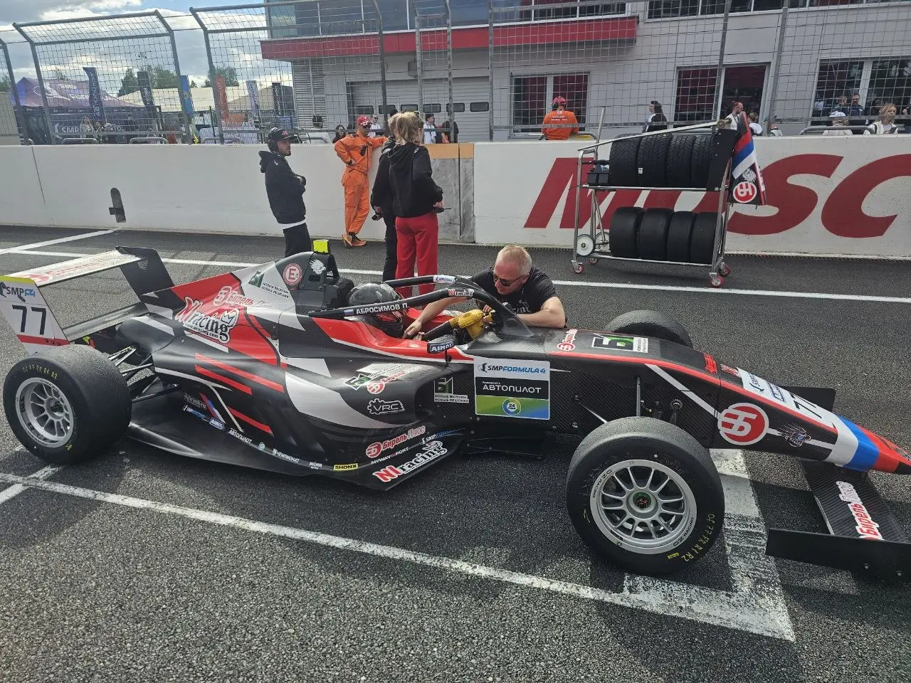 Сегодня активный спортивный день, вот вам всем гоночного вайба с Moscow Raceway) | Сетка — социальная сеть от hh.ru
