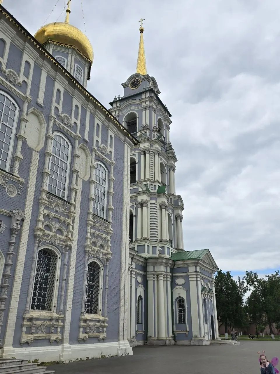 Приветы! Как ваши выходные? Я вот в Тулу ездил на экскурсию. 😁
Что мне понравилось.
1. Люк, конечно! 😁 Я считаю, что даже такие детали очень важны для городской среды.
2 | Сетка — социальная сеть от hh.ru