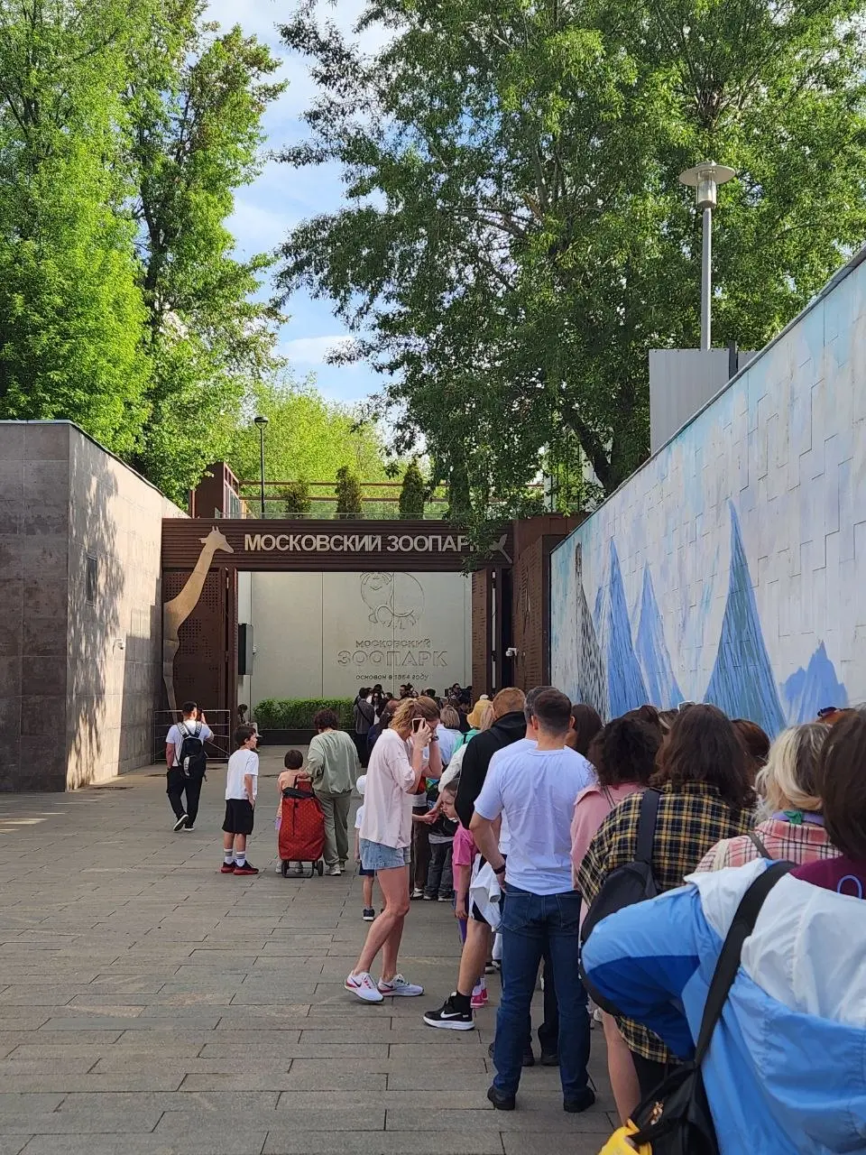 Когда ребёнок встал в 6.00, в 07.00 вся семья уже стоит на входе в зоопарк😅
А как у вас началось воскресенье ? | Сетка — социальная сеть от hh.ru