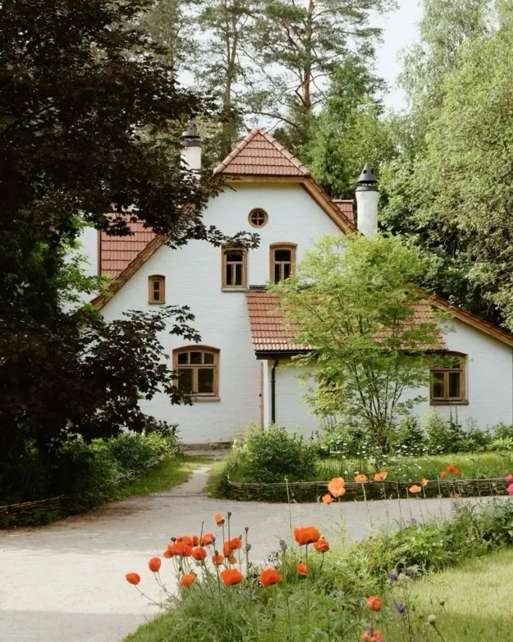 🤩 Идея для выходных – роскошное поместье Поленова в хвойном лесу
Здесь можно посмотреть дом мастера, мастерскую, Троицкую церковь, прогуляться по парку и саду, а при желании остановиться в гостевом до... | Сетка — социальная сеть от hh.ru