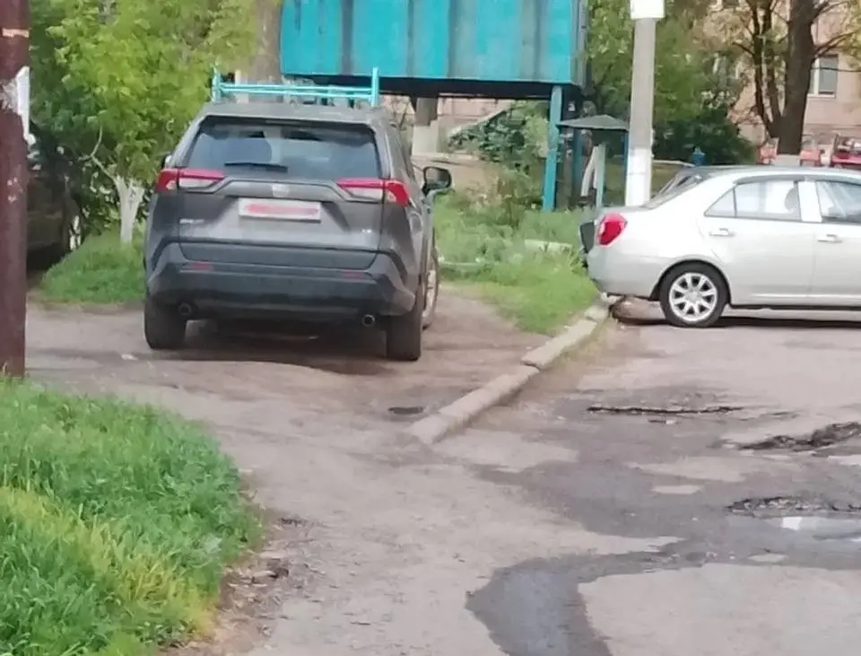 От жителей: Уважаемая администрация, обратите ПОЖАЛУЙСТА ВНИМАНИЕ НА НЕСАНКЦИОНИРОВАННУЮ ПАРКОВКУ по адресу ул. Раздольная, между д.42 и д | Сетка — социальная сеть от hh.ru
