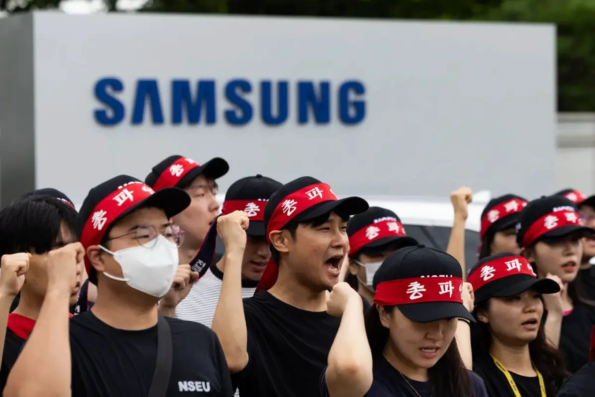 Забастовка работников на заводах памяти Samsung может повлиять на производство ИИ:
Samsung, доминирующий игрок на мировом рынке DRAM (память), сталкивается с потенциальной забастовкой, в которую могут... | Сетка — социальная сеть от hh.ru