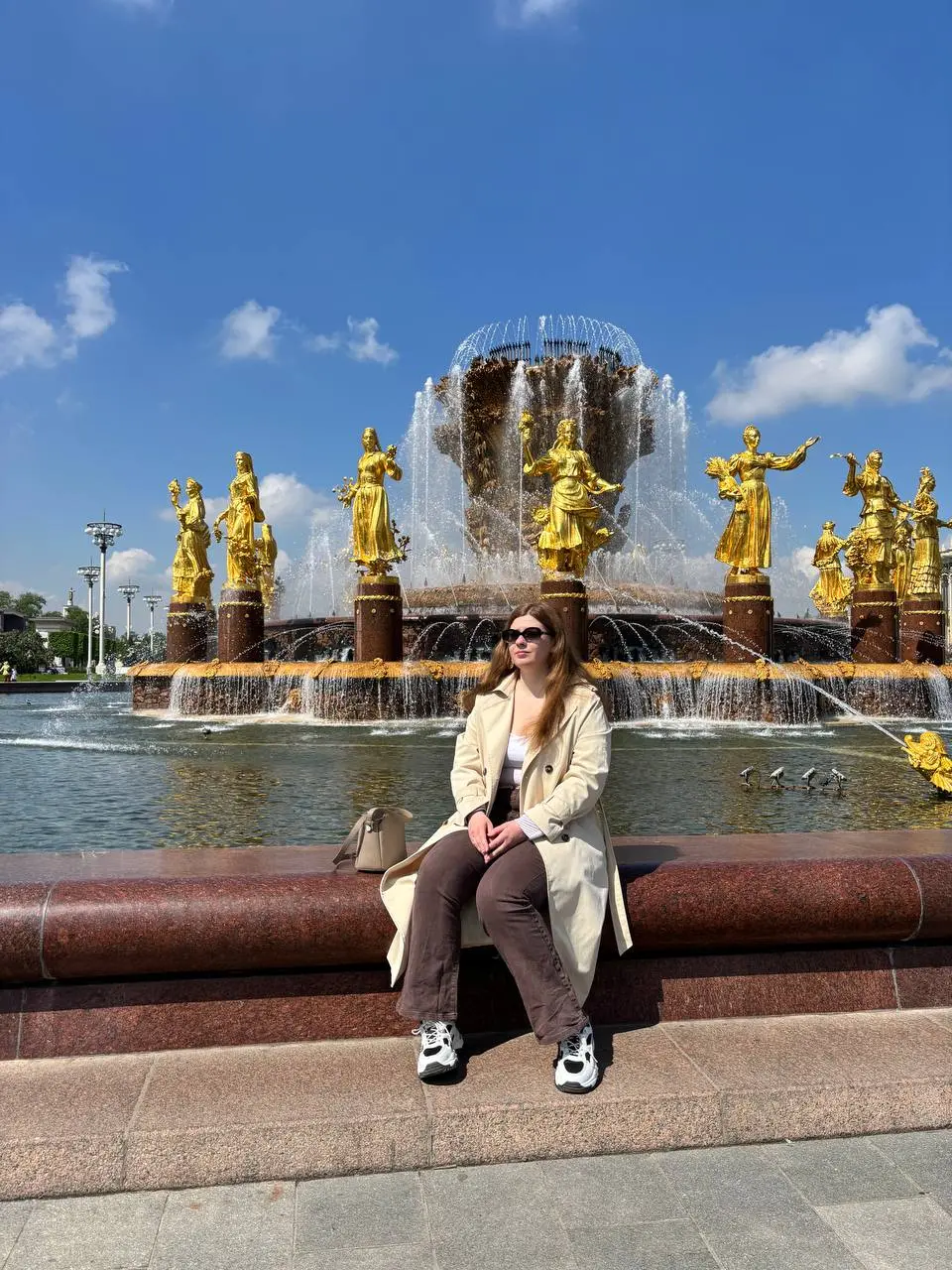 Я вернулась✨
Москва показалась мне огромной. Такой большой, что ее было не съесть целиком, не распробовать. Получилось лишь надкусить и то, что я надкусила, было вкусно | Сетка — социальная сеть от hh.ru