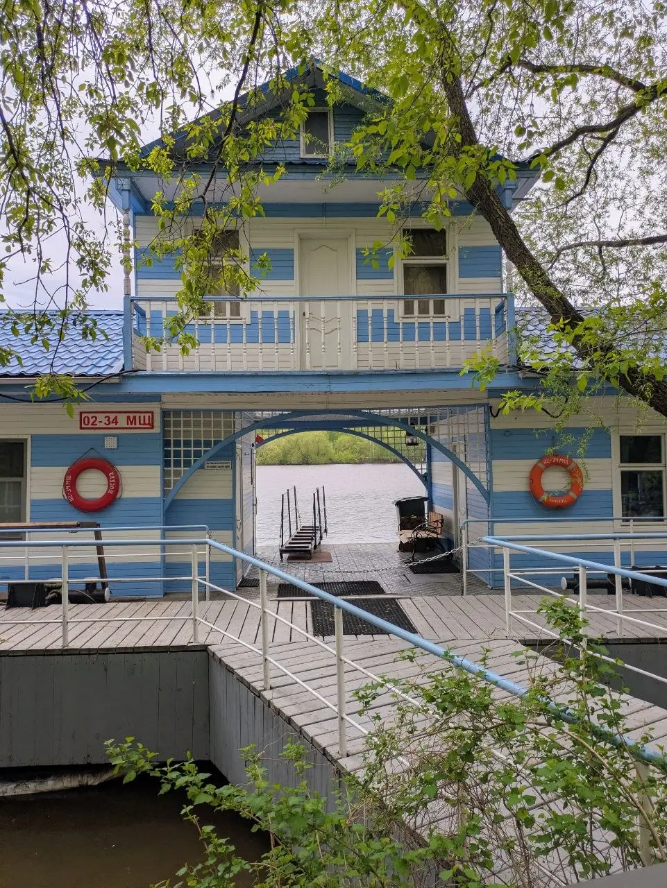 🌳 Набережная без укреплений
Семьёй были в кафе в ЖК Левел Стрешнево и удивились как девелопер приятно и аккуратно обошёлся с крутым озеленённым берегом | Сетка — социальная сеть от hh.ru