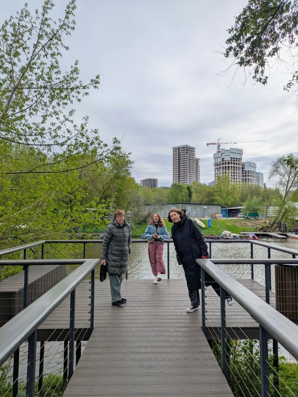 🌳 Набережная без укреплений
Семьёй были в кафе в ЖК Левел Стрешнево и удивились как девелопер приятно и аккуратно обошёлся с крутым озеленённым берегом | Сетка — социальная сеть от hh.ru