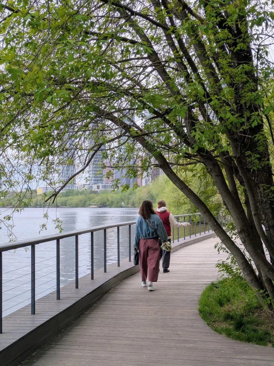 🌳 Набережная без укреплений
Семьёй были в кафе в ЖК Левел Стрешнево и удивились как девелопер приятно и аккуратно обошёлся с крутым озеленённым берегом | Сетка — социальная сеть от hh.ru