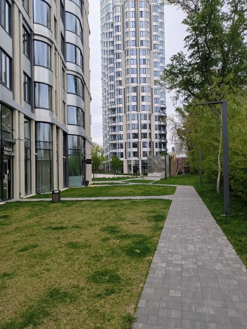 🌳 Набережная без укреплений
Семьёй были в кафе в ЖК Левел Стрешнево и удивились как девелопер приятно и аккуратно обошёлся с крутым озеленённым берегом | Сетка — социальная сеть от hh.ru