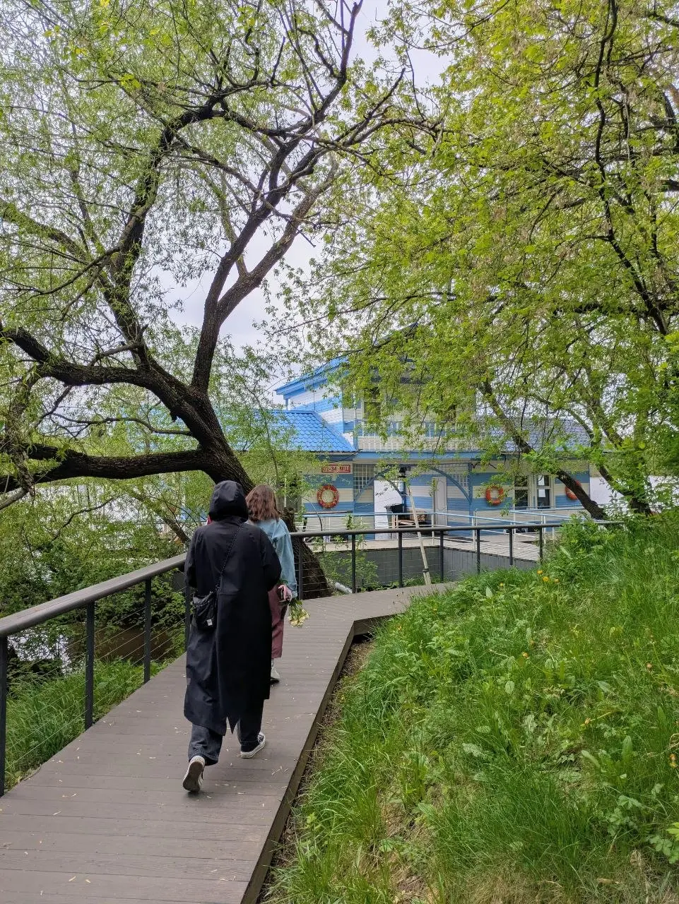 🌳 Набережная без укреплений
Семьёй были в кафе в ЖК Левел Стрешнево и удивились как девелопер приятно и аккуратно обошёлся с крутым озеленённым берегом | Сетка — социальная сеть от hh.ru