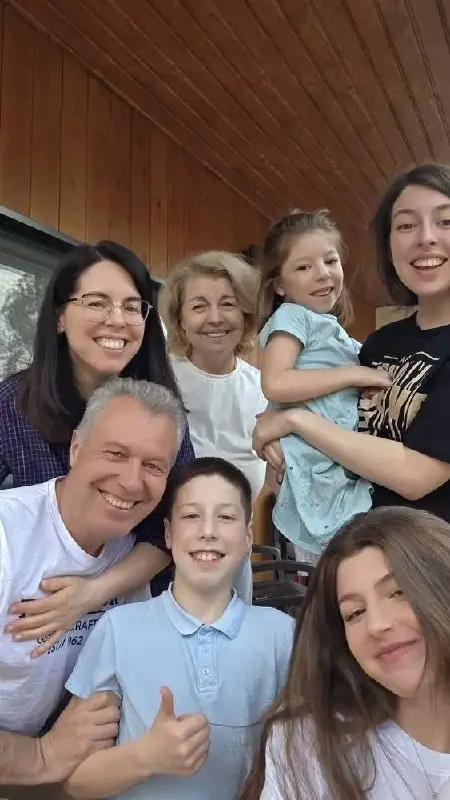 Почему общение с семьёй — главный ресурс в серебряном возрасте?
Для нас, людей старшего поколения, нет ничего ценнее живого общения. Особенно с теми, кого мы любим: с детьми, внуками, близкими | Сетка — социальная сеть от hh.ru