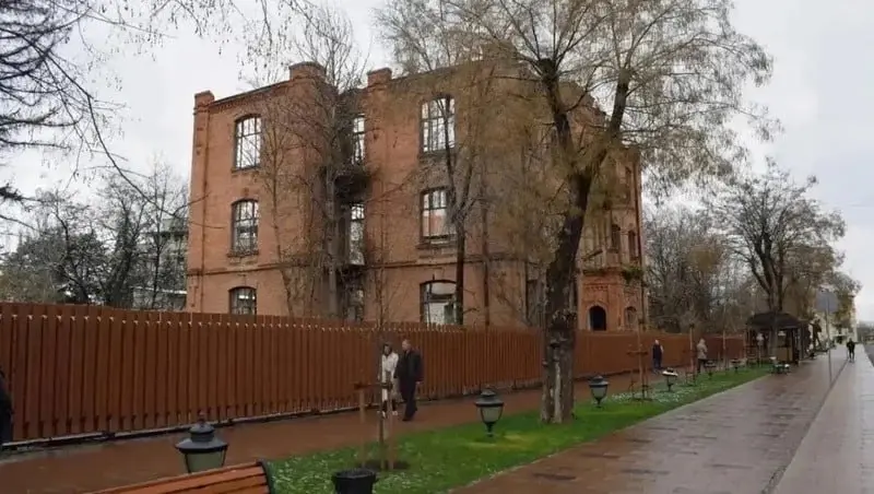 🏫Здание гимназии Сильникова в Кисловодске в шестой раз выставили на торги
Гимназию построили в начале XX века. Здание ранее изъяли у недобросовестного владельца | Сетка — социальная сеть от hh.ru