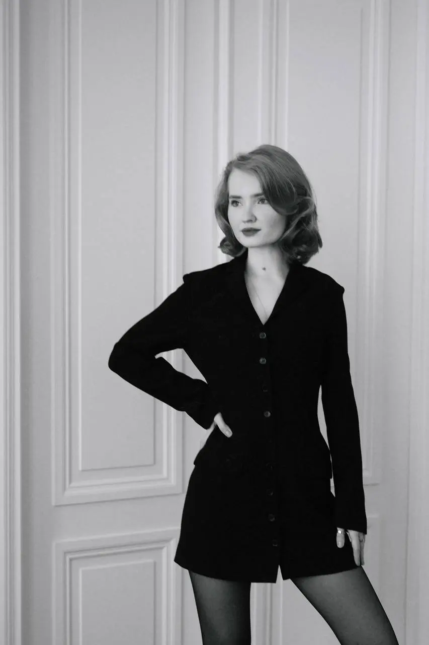 по классике под такими двумя фотографиями должна идти идея «какая разная бывает женщина - мягкая кошечка дома и жесткая руководительница на работе»
мне интересно другое | Сетка — социальная сеть от hh.ru