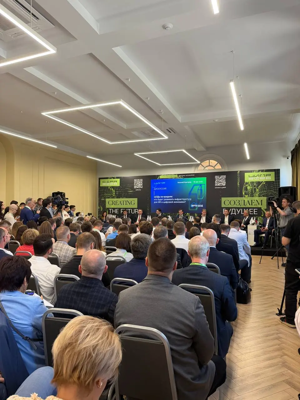 С точки зрения строительства ЦОДов интересное: обсуждают освобождение емкостей энергопотребления майнинга под ИИ, конечно же, через регуляторику.
Сейчас существует запрет строительства ЦОДов в Москве | Сетка — социальная сеть от hh.ru