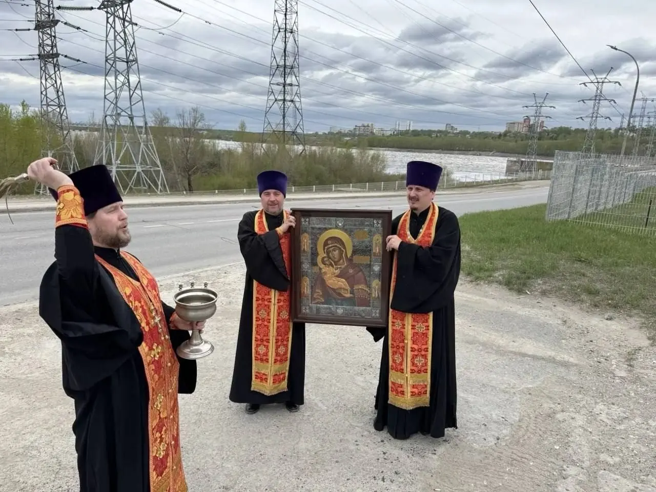 В Перми провели крестный ход против атак беспилотников.
Священники с иконой Божией Матери «Пермская» объехали город и «освятили пределы Перми» | Сетка — социальная сеть от hh.ru