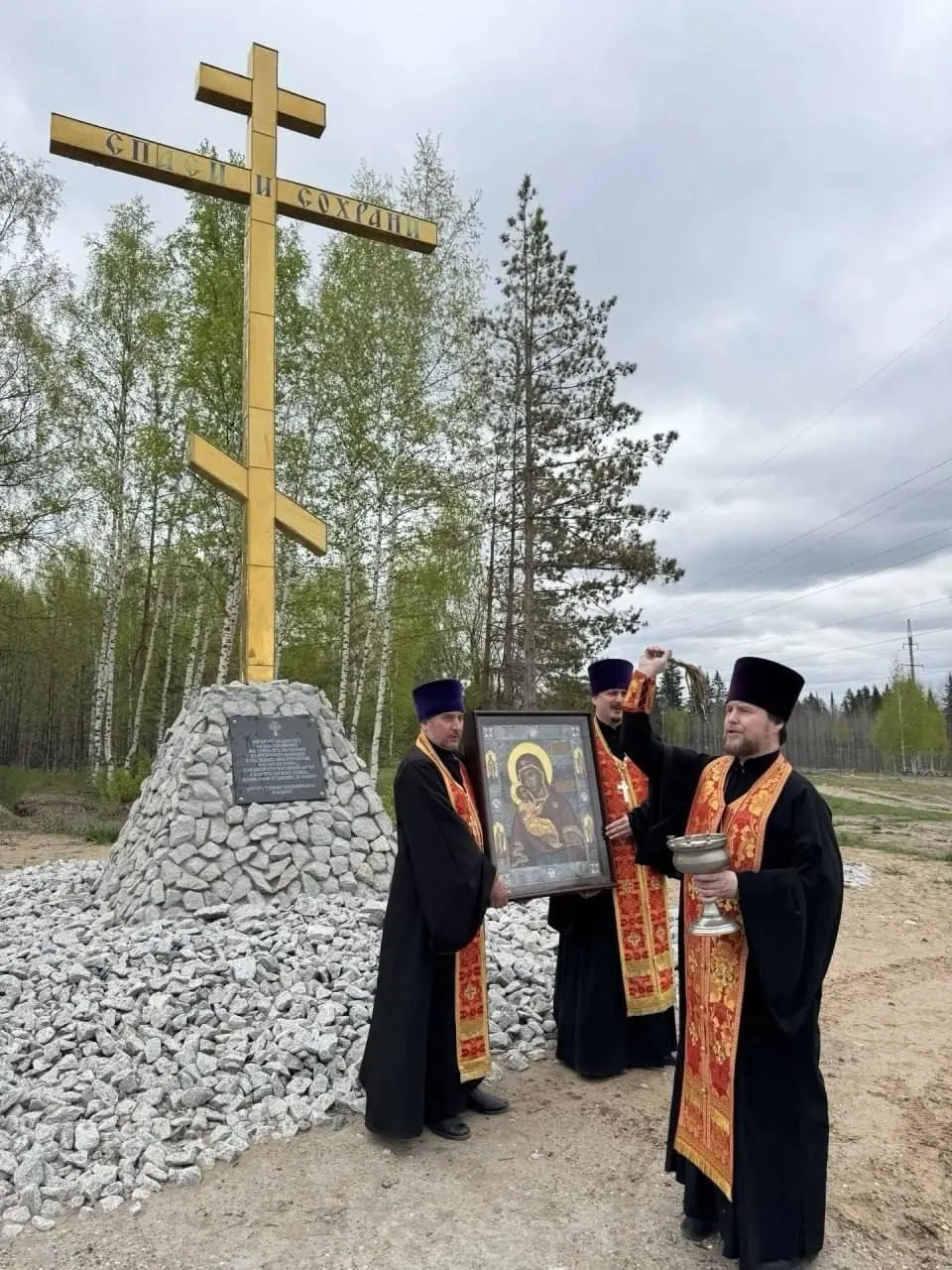 В Перми провели крестный ход против атак беспилотников.
Священники с иконой Божией Матери «Пермская» объехали город и «освятили пределы Перми» | Сетка — социальная сеть от hh.ru