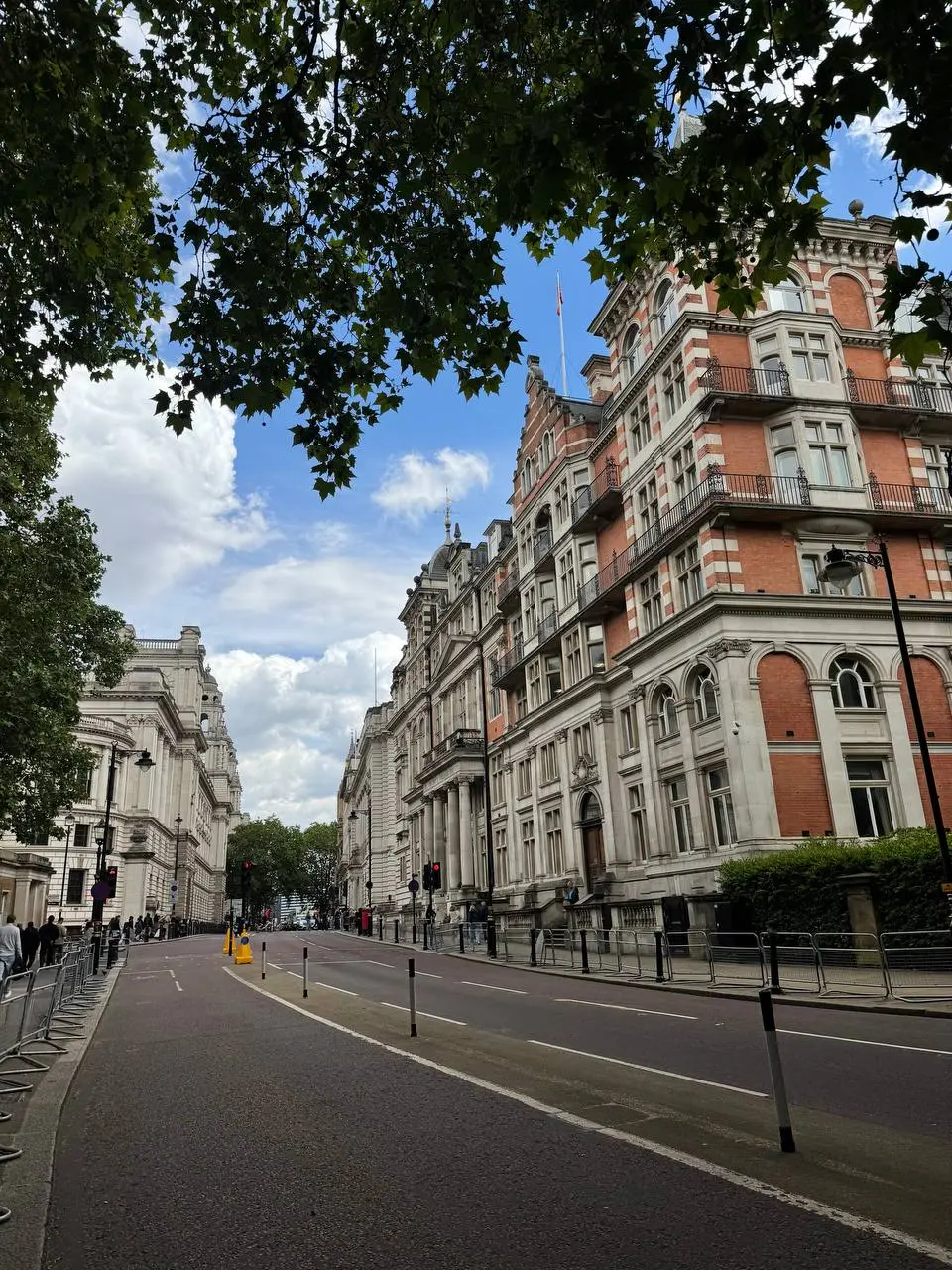London is a capital of Great Britain
Я в Лондоне уже 4 дня — и пока нахожусь в приятном культурном шоке.
Город зелёный, чистый, люди очень доброжелательные | Сетка — социальная сеть от hh.ru