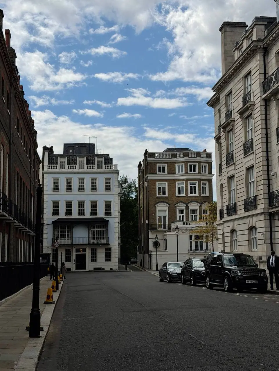 London is a capital of Great Britain
Я в Лондоне уже 4 дня — и пока нахожусь в приятном культурном шоке.
Город зелёный, чистый, люди очень доброжелательные | Сетка — социальная сеть от hh.ru